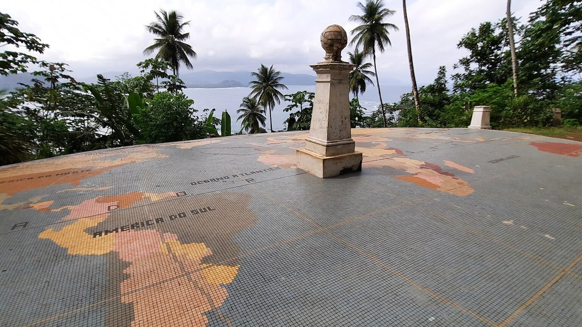 Equator monument, Ilh&eacute;u das Rolas
